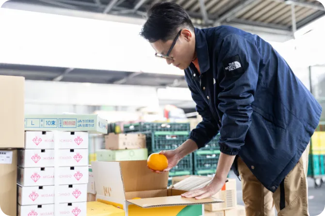 商品の仕分けをしている従業員