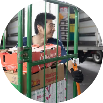 作業をしている従業員